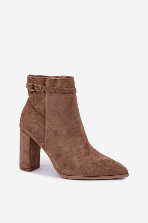 Stiefeletten mit Absatz und dekorativen Riemen in Sandfarbe Preselle