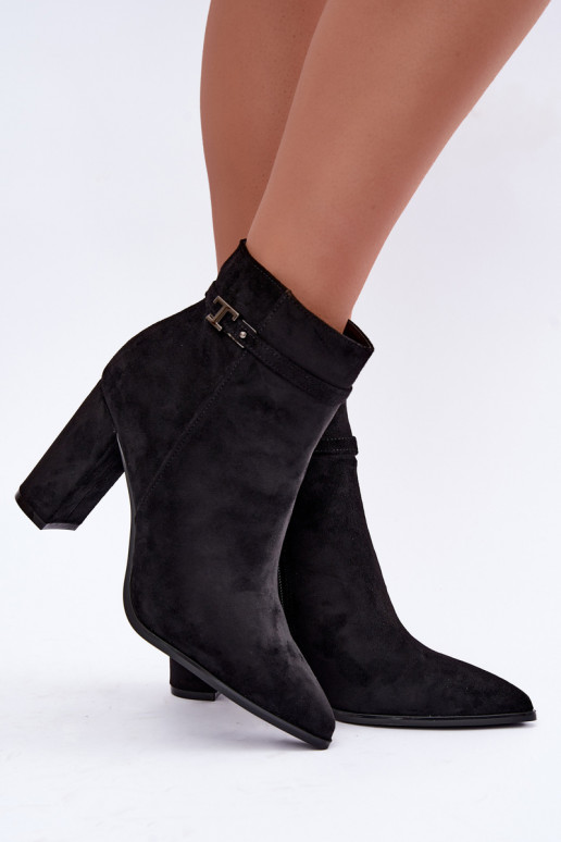Stiefeletten mit Absatz und dekorativen Riemen in schwarzer Farbe Preselle