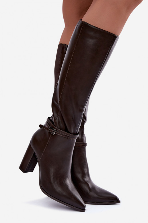 Isolierte kniehohe Stiefel mit Absatz und Riemen in Schokoladenfarbe Abriselle