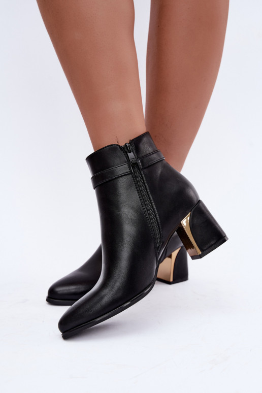 Damen Stiefeletten mit dekorativen Riemen und Schnallen in Schwarz Kordelia