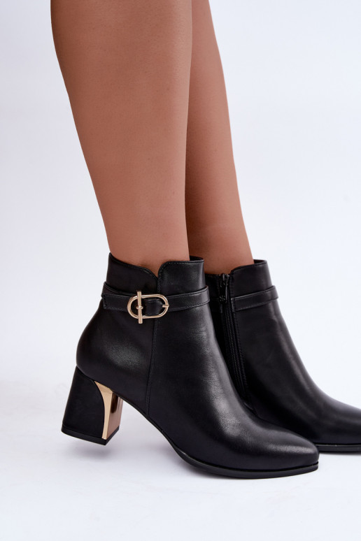 Damen Stiefeletten mit dekorativen Riemen und Schnallen in Schwarz Kordelia