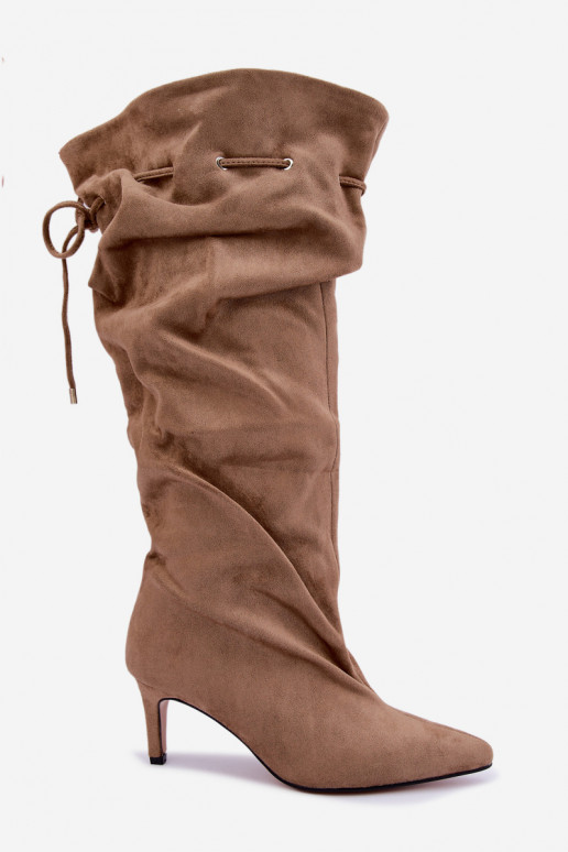 Gefütterte Slip-On Stiefel bis zum Knie mit dünnen Absätzen und stilvollen Details in Sandfarbe Tivel