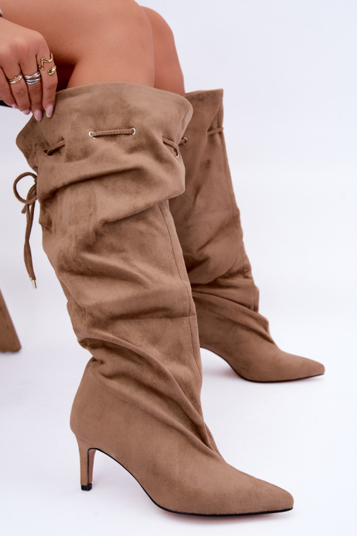 Gefütterte Slip-On Stiefel bis zum Knie mit dünnen Absätzen und stilvollen Details in Sandfarbe Tivel