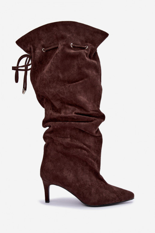 wärmende Stiefel zum Hineinschlüpfen bis zum Knie mit dünnen Absätzen und stilvollen Details in Schokoladenfarbe Tivelle