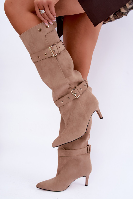 Schlüpfschuh-Stiefel bis zum Knie mit dünnen Absätzen, Riemen und Schnallen in sandfarbener Farbe Isabeau