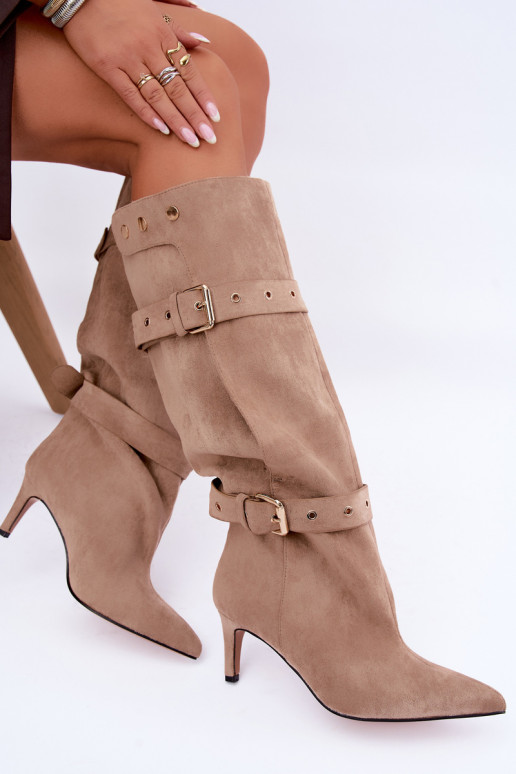 Schlüpfschuh-Stiefel bis zum Knie mit dünnen Absätzen, Riemen und Schnallen in sandfarbener Farbe Isabeau