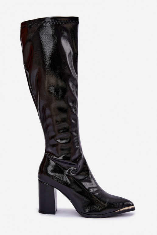Knöchelhohe Stiefel mit Absatz und Lackeffekt in schwarzer Isetta