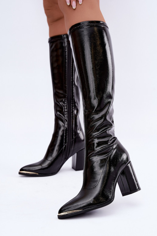 Knöchelhohe Stiefel mit Absatz und Lackeffekt in schwarzer Isetta
