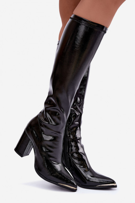 Knöchelhohe Stiefel mit Absatz und Lackeffekt in schwarzer Isetta