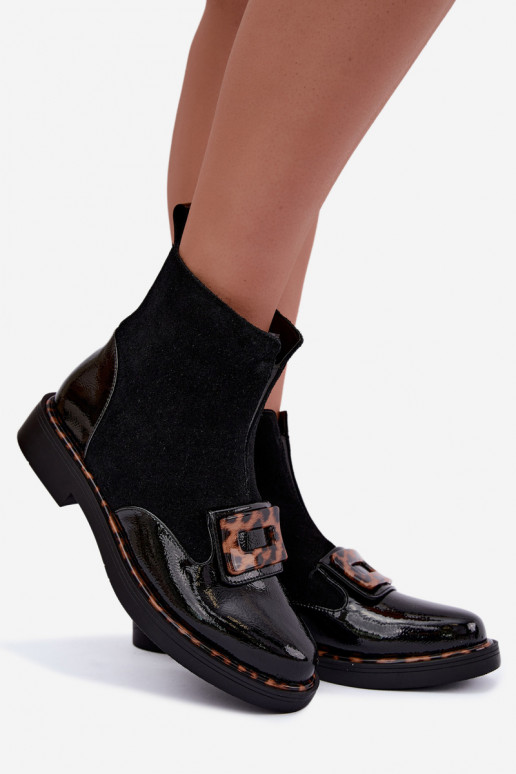 Schwarze Velourslederstiefel mit dekorativer Schnalle