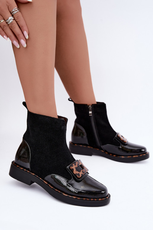Schwarze Velourslederstiefel mit dekorativer Schnalle