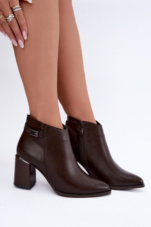 Wärmende Stiefeletten mit Absatz und dekorativen Riemen Czekoladoje Irmelle