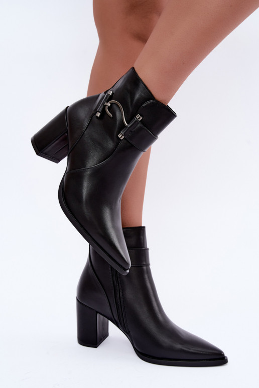 Wärmende Stiefeletten mit Absatz und Ornamenten in Schwarz Isarae