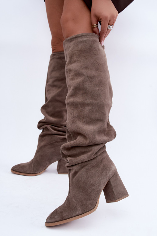 Wärmende zerknitterte kniehohe Stiefel aus Kunstveloursleder mit Absatz in Ton Zazoo 4228