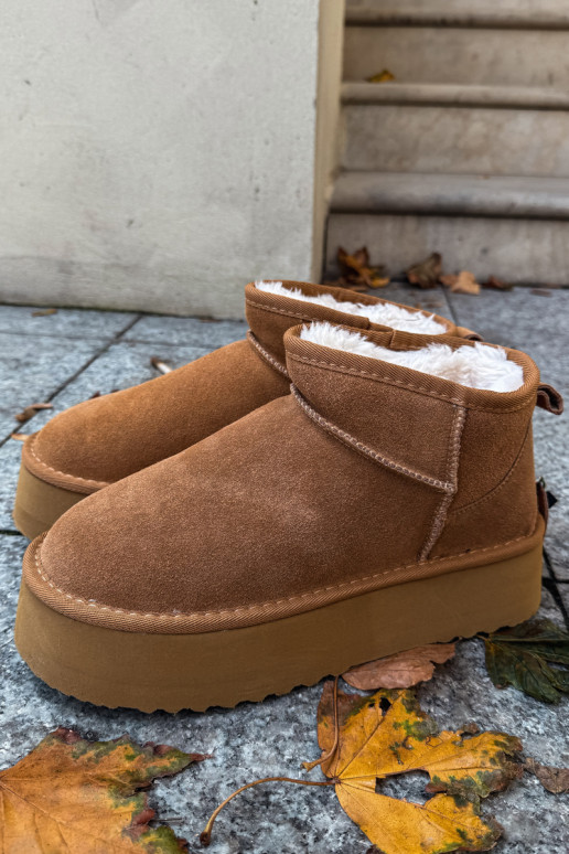 Sandfarbene Schuhe mit schwarzen Akzenten und dicker Sohle
