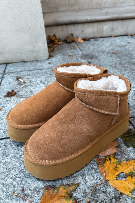 Sandfarbene Schuhe mit schwarzen Akzenten und dicker Sohle