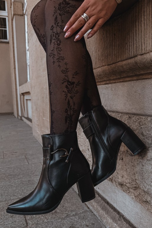 Wärmende Stiefeletten mit Absatz und Ornamenten in Schwarz Isarae