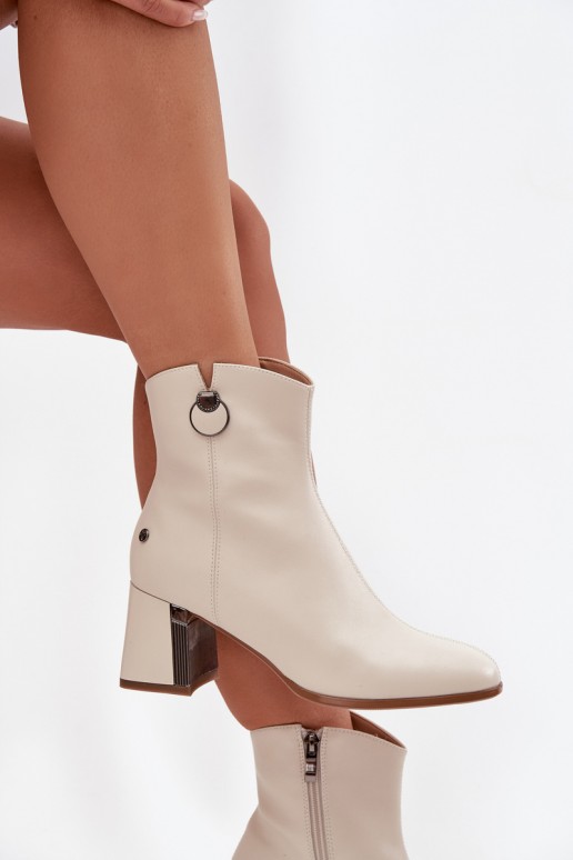 Isolierte Stiefeletten aus natürlichem Leder mit Absätzen in Sandfarbe
