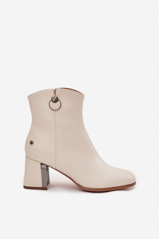 Isolierte Stiefeletten aus natürlichem Leder mit Absätzen in Sandfarbe