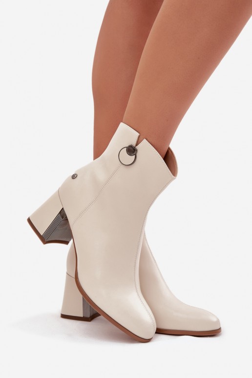 Isolierte Stiefeletten aus natürlichem Leder mit Absätzen in Sandfarbe