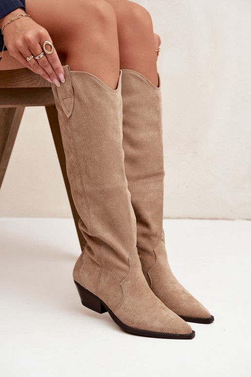 Wärmende lange Cowboy-Stiefel mit Absatz aus Kunstveloursleder in Sandfarbe Jovianne