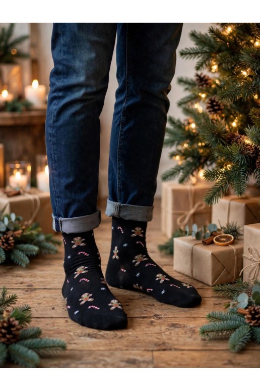 Herrenstrümpfe mit Weihnachtszuckerstangen und Keksen in Schwarz
