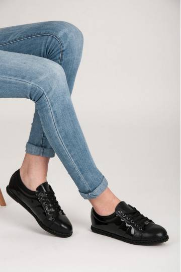Lackierte Sportschuhe mit Espadrille-Sohle Q53-1B 2