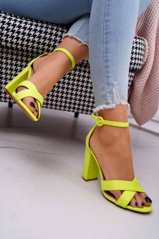 Damen-Sandalen aus Wildleder mit hohen Absätzen in neongelber Farbe