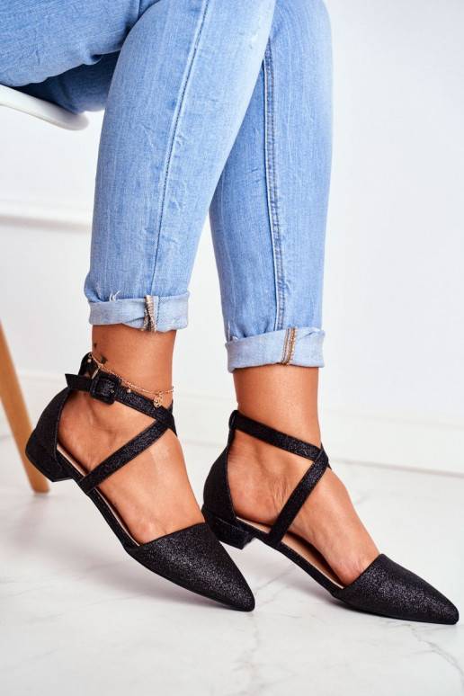 Glänzende Ballerinas mit spitzen Nasen