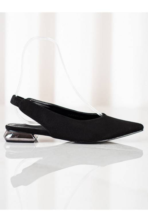 Schwarze Stiefel eines auffälligen... Schwarze Stiefel eines auffälligen...