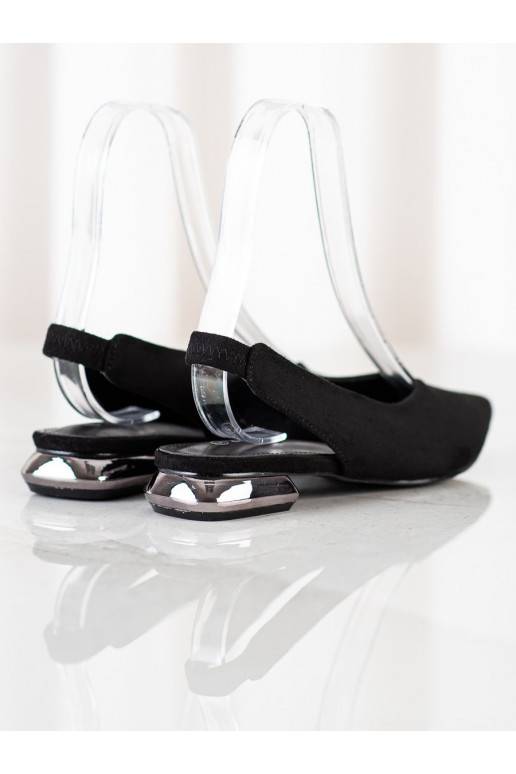 Schwarze Stiefel eines auffälligen Modells