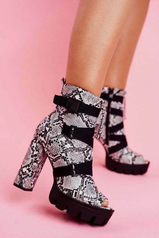 Stiefel mit hohen Absätzen aus... Stiefel mit hohen Absätzen aus...