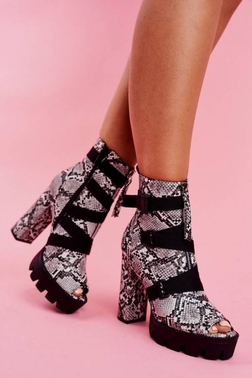 Stiefel mit hohen Absätzen aus... Stiefel mit hohen Absätzen aus...