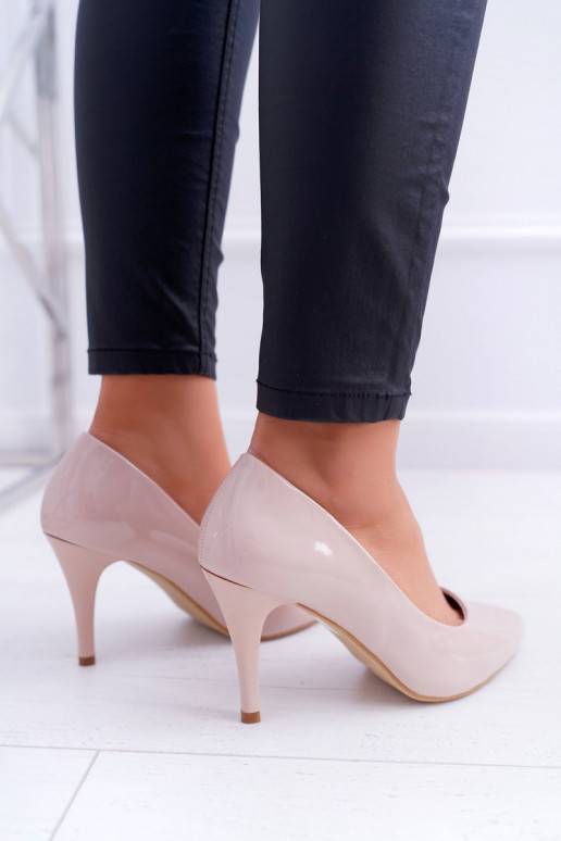 Damenschuhe mit hohen Absätzen und Lackeffekt in Beige