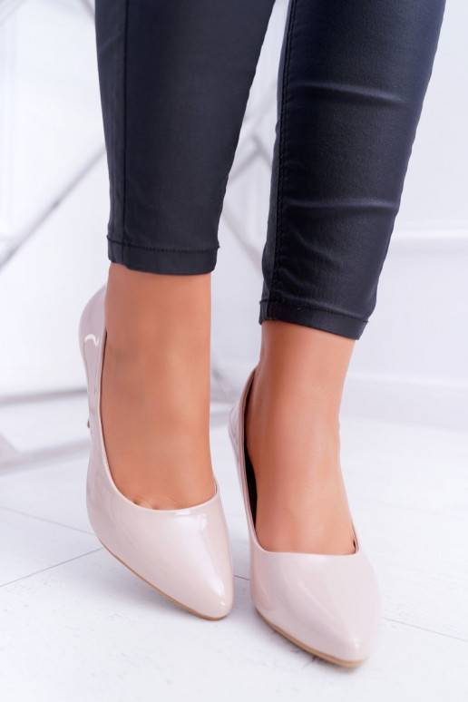 Damenschuhe mit hohen Absätzen und Lackeffekt in Beige