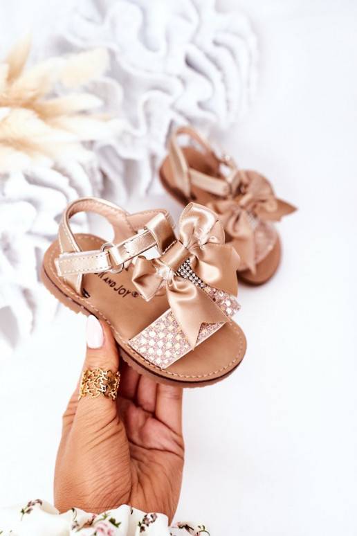 Sandalen für Kinder mit Bändern in Goldfarbe