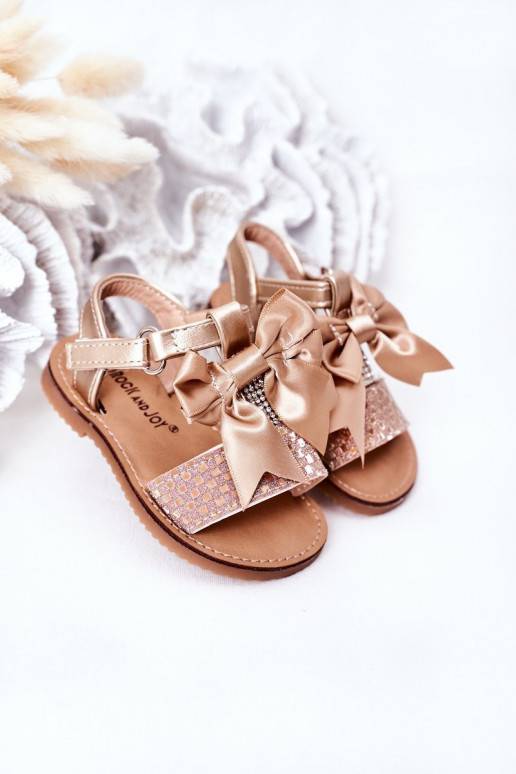 Sandalen für Kinder mit Bändern in Goldfarbe