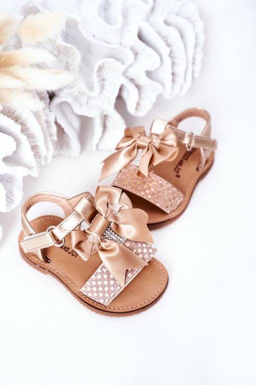 Sandalen für Kinder mit Bändern in Goldfarbe