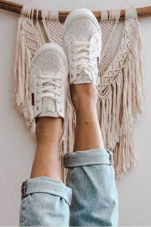 Weiße Sneakers mit Spitzenmotiven Weiße Sneakers mit Spitzenmotiven