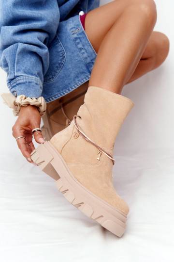 Massive beige Wildlederstiefel