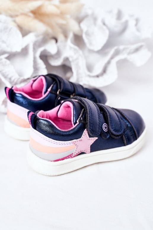 Kinderschuhe im Sportstil mit einem... Kinderschuhe im Sportstil mit einem...