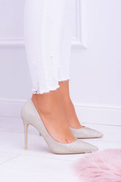 Glänzende Schuhe mit hohen Absätzen in Goldfarbe