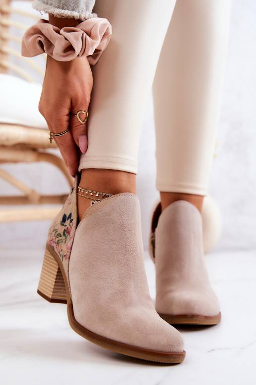 Damenstiefeletten mit Absatz in... Damenstiefeletten mit Absatz in...