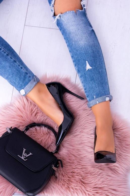 Hochhackige Schuhe mit spitzen Zehen... Hochhackige Schuhe mit spitzen Zehen...