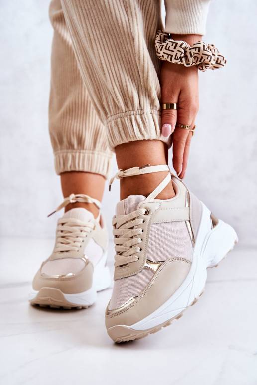 Glänzende Sportschuhe mit beigem... Glänzende Sportschuhe mit beigem...