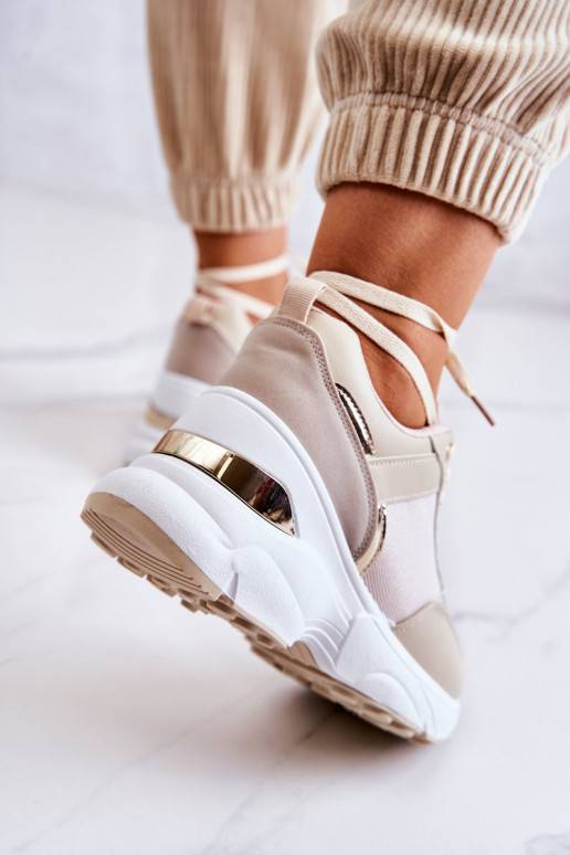 Glänzende Sportschuhe mit beigem... Glänzende Sportschuhe mit beigem...