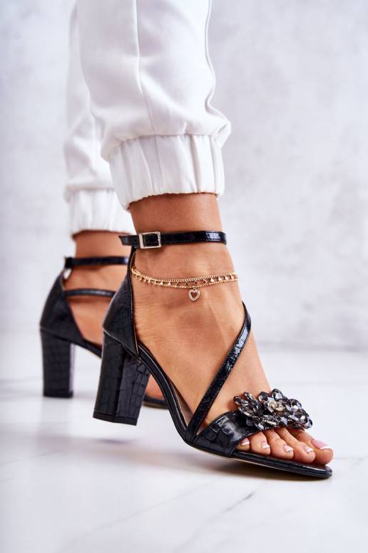 Damensandalen mit glänzenden Details... Damensandalen mit glänzenden Details...