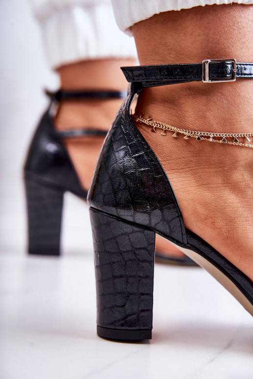 Damensandalen mit glänzenden Details... Damensandalen mit glänzenden Details...