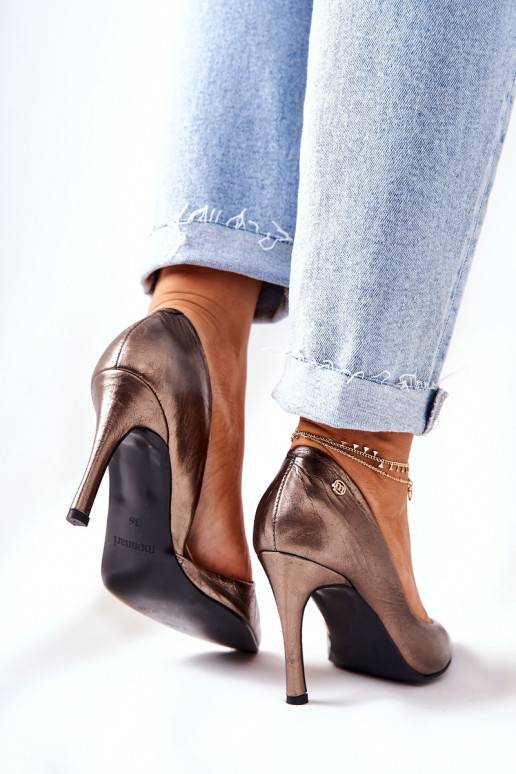 Hochhackige Schuhe mit spitzen Zehen... Hochhackige Schuhe mit spitzen Zehen...