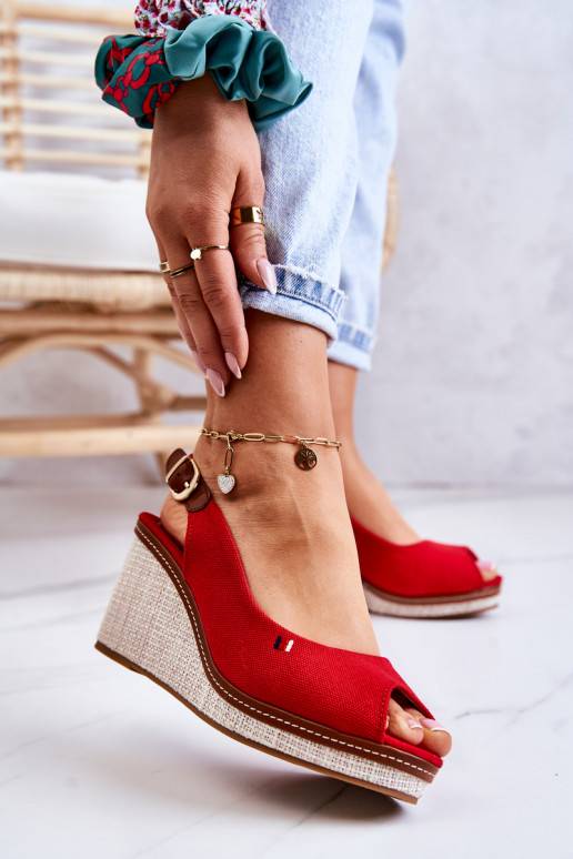 Bequeme Sandalen mit Schnallen in der... Bequeme Sandalen mit Schnallen in der...